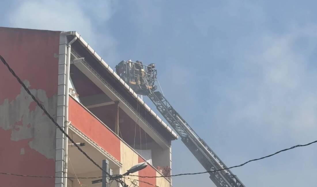 İstanbul Avcılar'da bir binanın çatısında çıkan yangın, kısa sürede 3