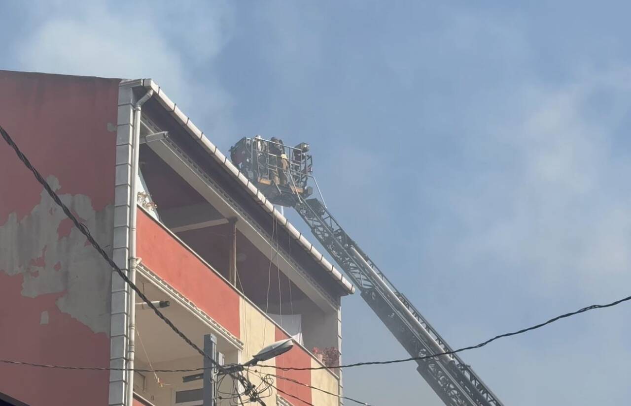 İstanbul Avcılar'da bir binanın çatısında çıkan yangın, kısa sürede 3