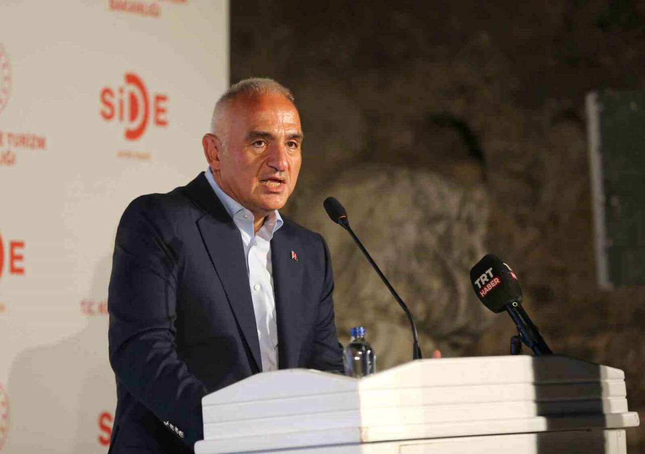 Kültür ve Turizm Bakanı Mehmet Nuri Ersoy, Antalya'ya gelen ziyaretçi