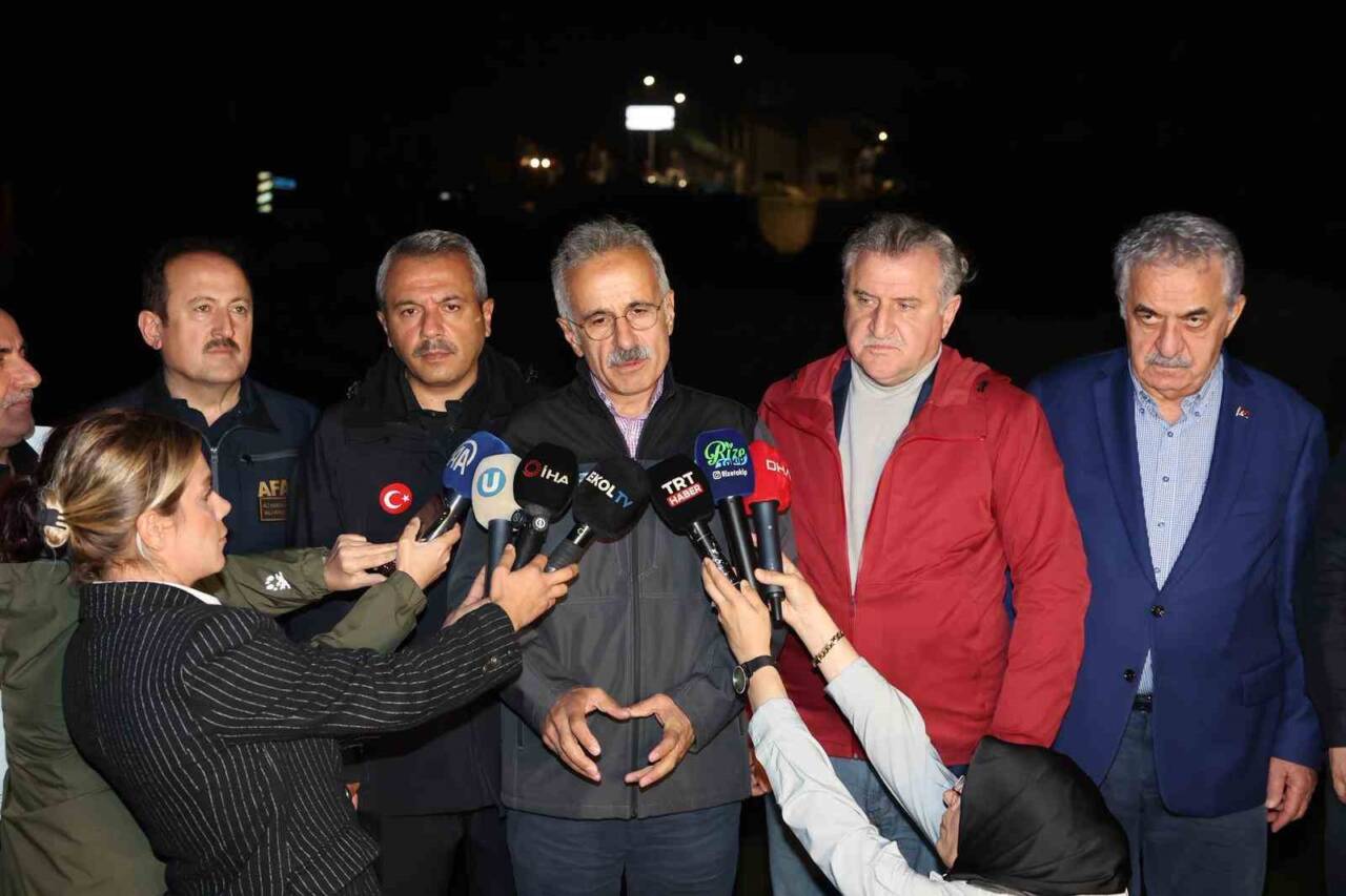 Ulaştırma ve Altyapı Bakanı Abdulkadir Uraloğlu, Rize'deki sel ve heyelan
