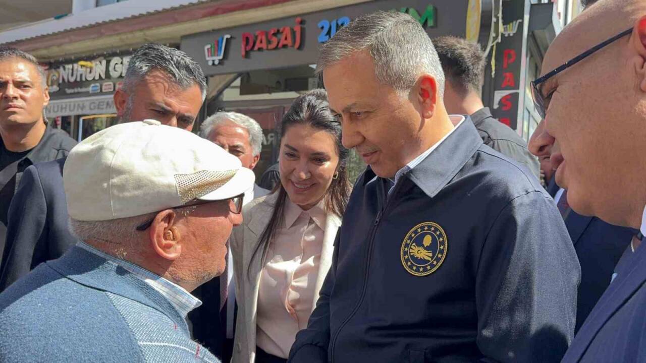 İçişleri Bakanı Ali Yerlikaya, Ağrı'da esnaf ve vatandaşlarla buluşarak sorunlarını