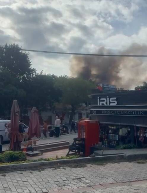 İstanbul Bakırköy'de 3 katlı bir iş yerinin çatı katında çay