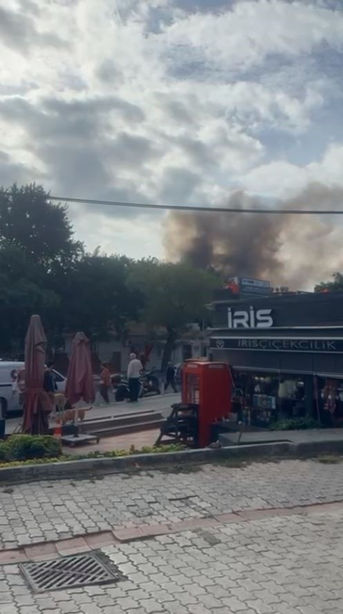 İstanbul Bakırköy'de 3 katlı bir iş yerinin çatı katında çay