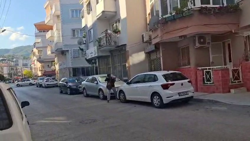 İzmir'in Balçova ilçesinde bir polis merkezine düzenlenen saldırıda 2 polis