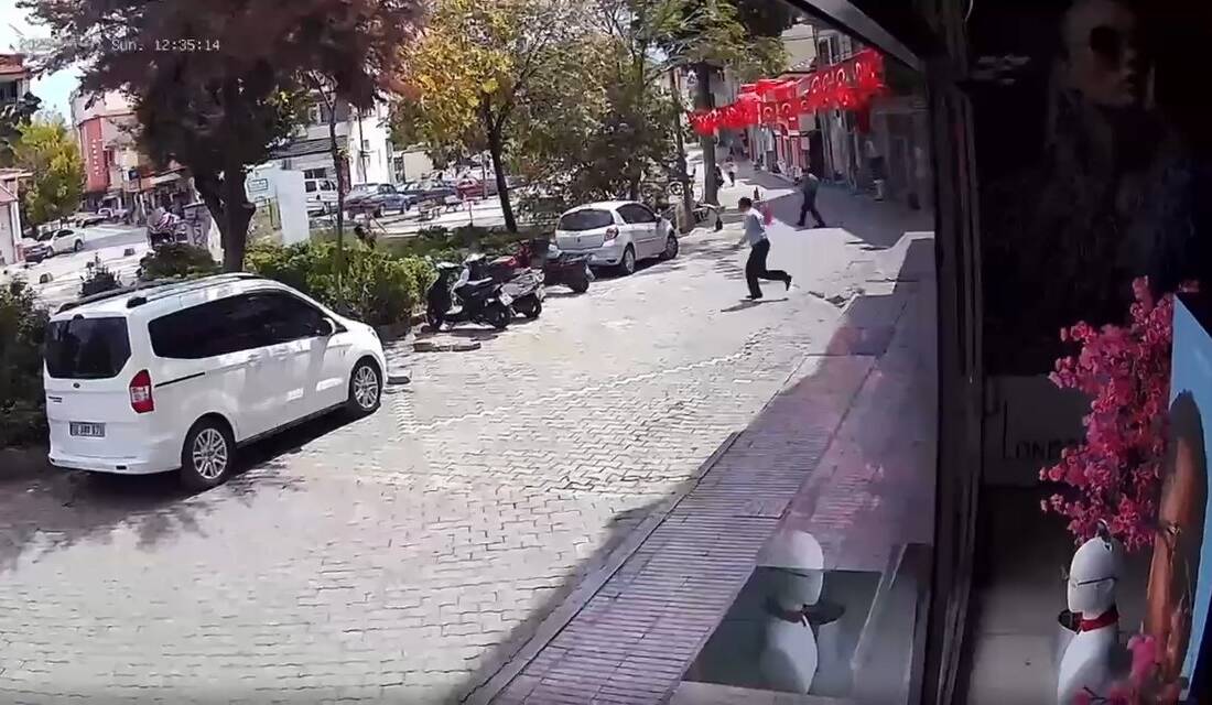 Balıkesir’in Sındırgı ilçesinde bugün saat 12.35'te 4.9 büyüklüğünde bir deprem