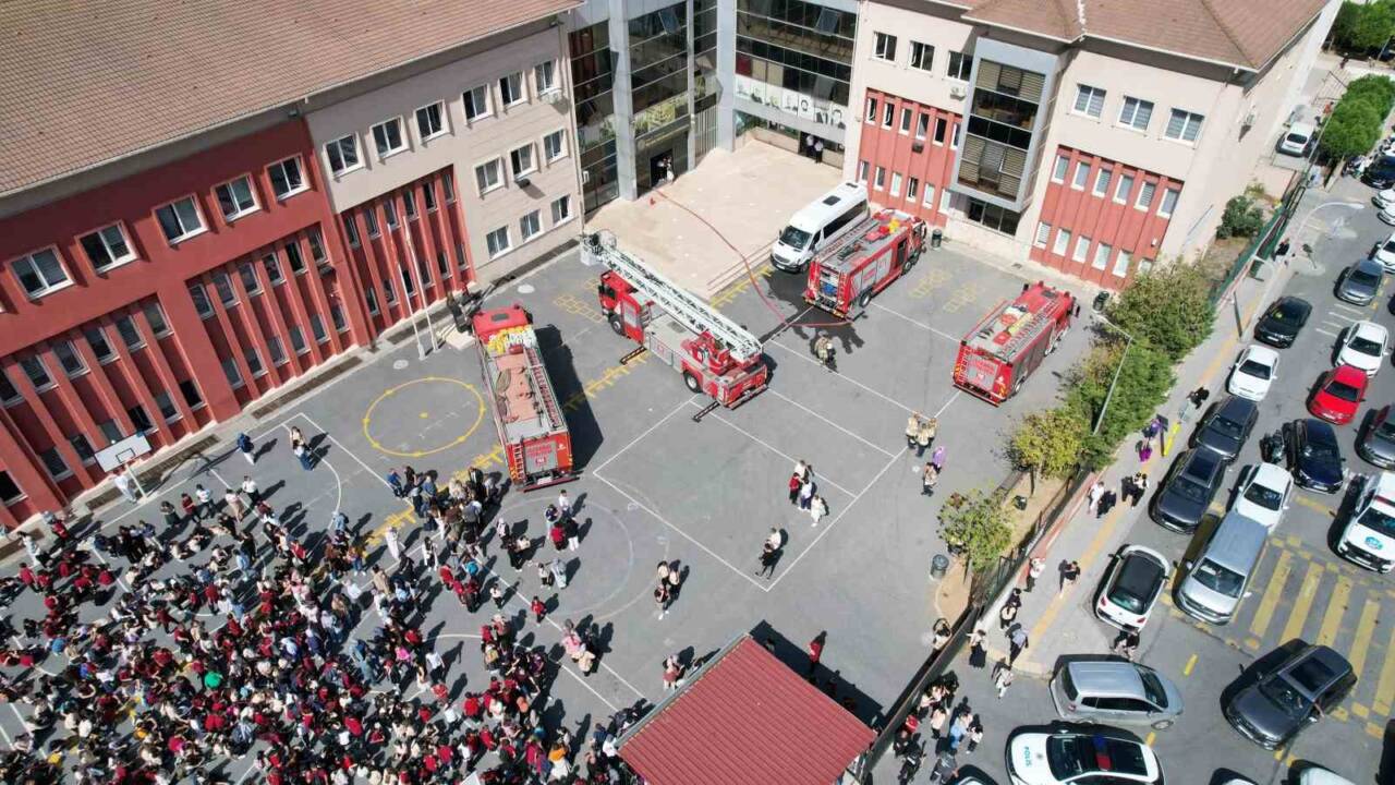 Başakşehir'deki İBB Şair Erdem Beyazıt Ortaokulu'nun kantininde öğle saatlerinde çıkan