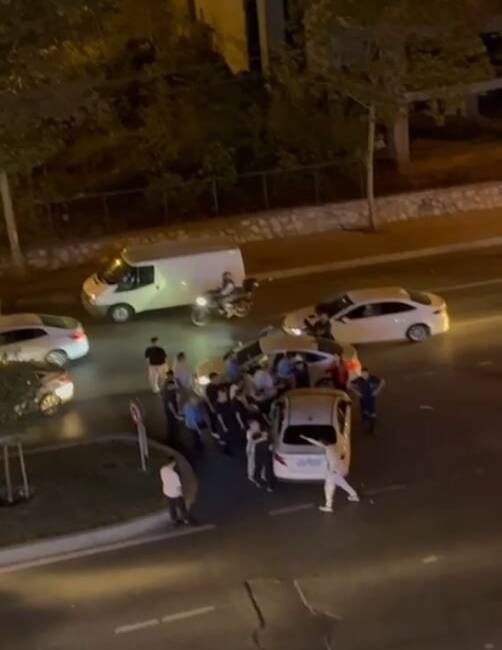 İstanbul Başakşehir'de, trafikte yol verme meselesi yüzünden iki sürücü arasında