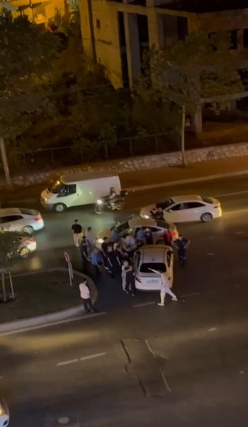 İstanbul Başakşehir'de, trafikte yol verme meselesi yüzünden iki sürücü arasında