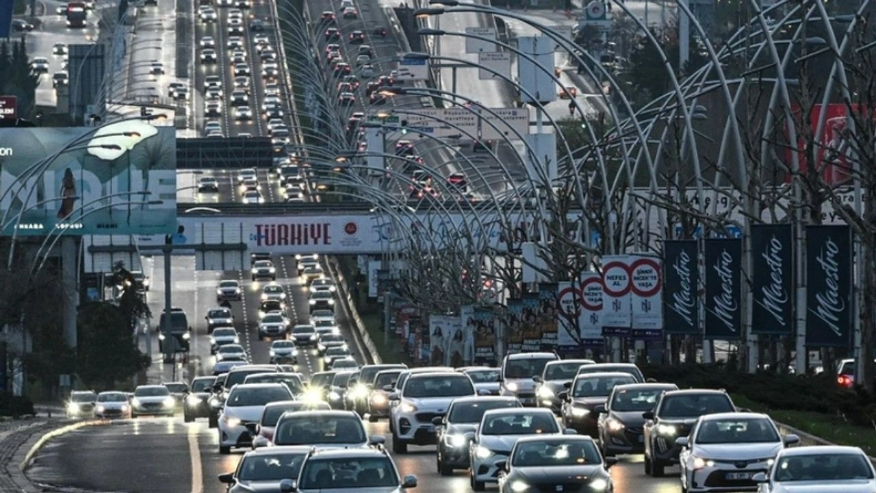 Ankara Büyükşehir Belediyesi'nin Sincan Yenikent girişindeki köprülü kavşak çalışması, trafik