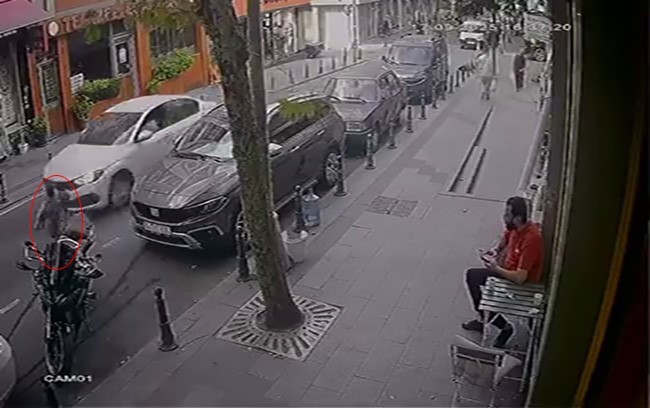 İstanbul Bayrampaşa'da, sürücünün direksiyon hakimiyetini kaybettiği otomobil, bakkaldan çıkan bir