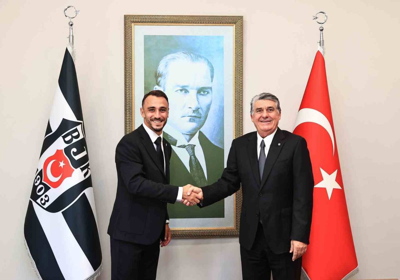 Beşiktaş, Kayserispor'dan Gökhan Sazdağı ile 2+1 yıllık sözleşme imzaladığını açıkladı.