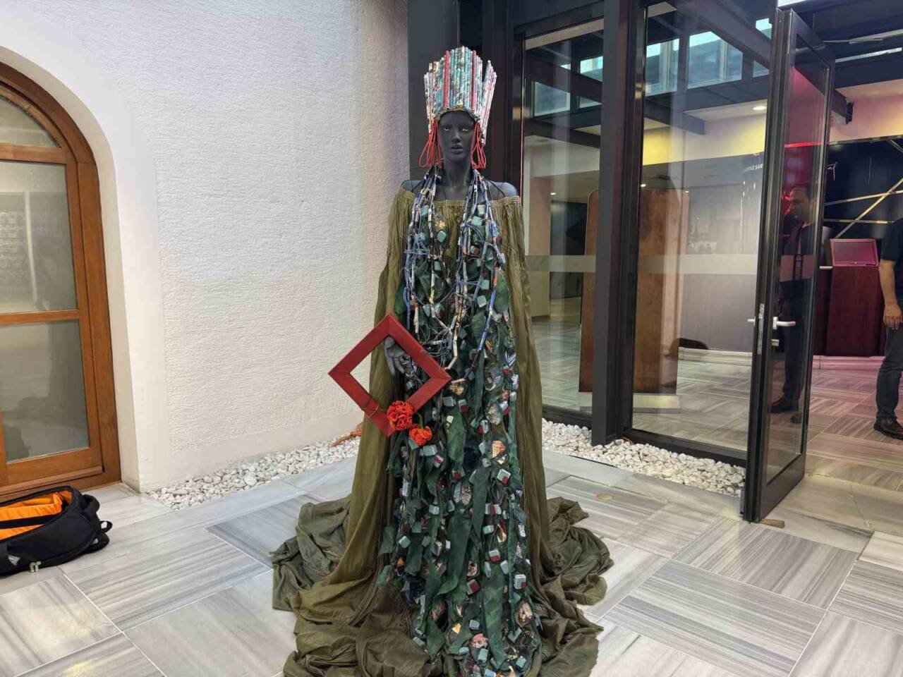 Beyoğlu'nda geri dönüşüm malzemeleriyle üretilen "ART-icle" sergisi, 6 Daire Sanat