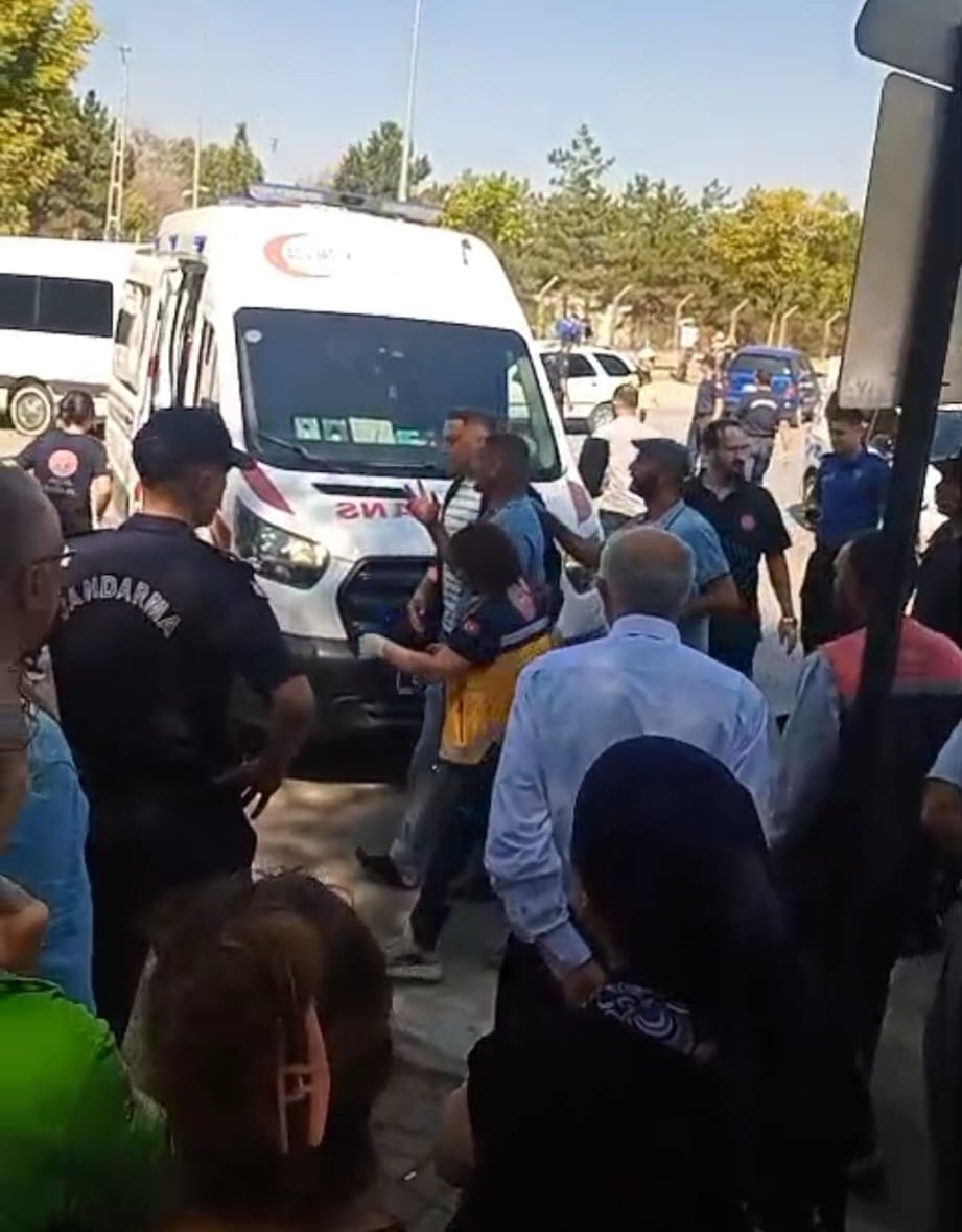 Afyonkarahisar'da, boşanma aşamasındaki eşi K.T. ve ailesinden 4 kişiyi parkta