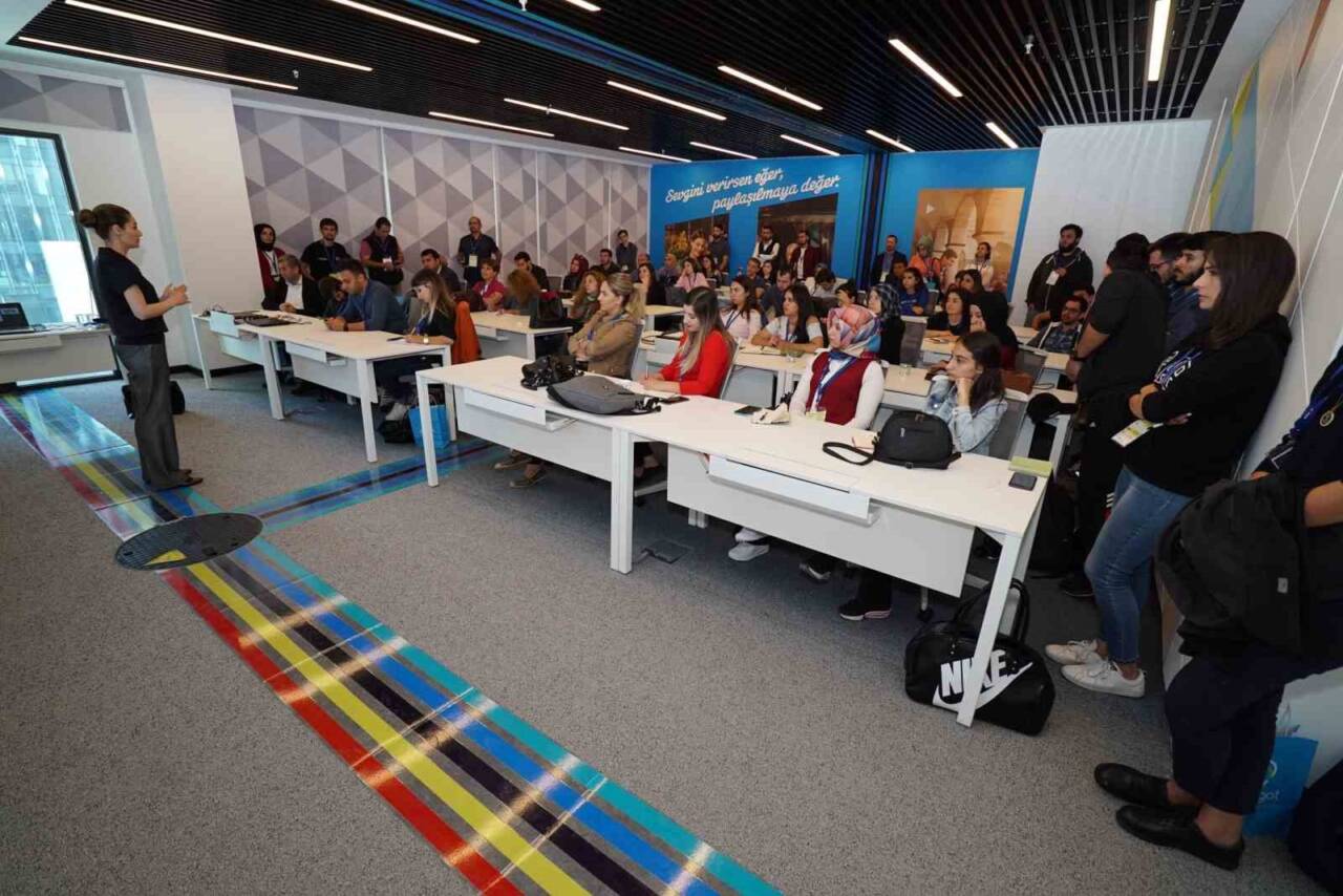 Ulaştırma ve Altyapı Bakanı Abdulkadir Uraloğlu, BTK Akademi'nin 10 yeni