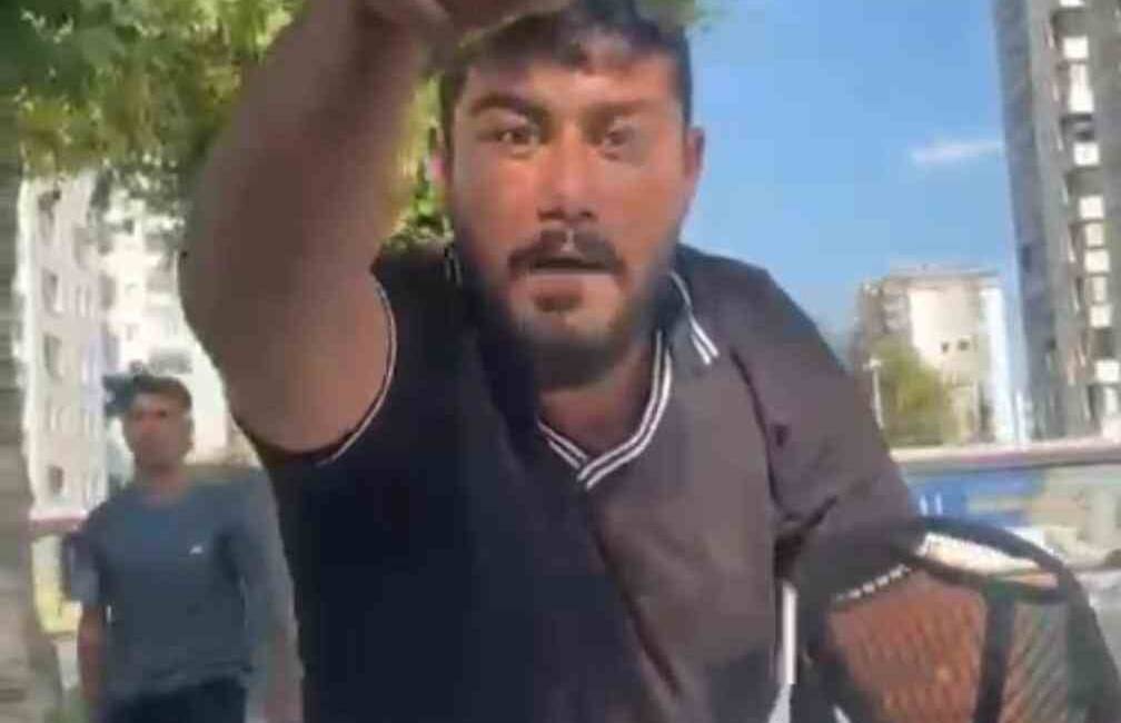 Kayseri'nin Melikgazi ilçesinde H.P. (24), trafik ışığında zorla cam silmeye