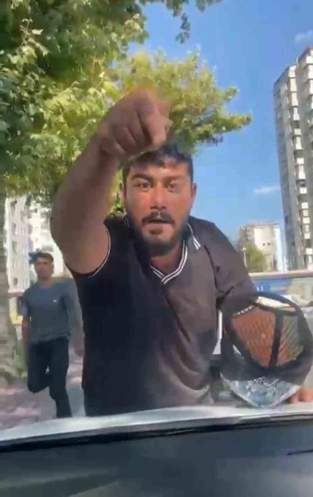 Kayseri'nin Melikgazi ilçesinde H.P. (24), trafik ışığında zorla cam silmeye