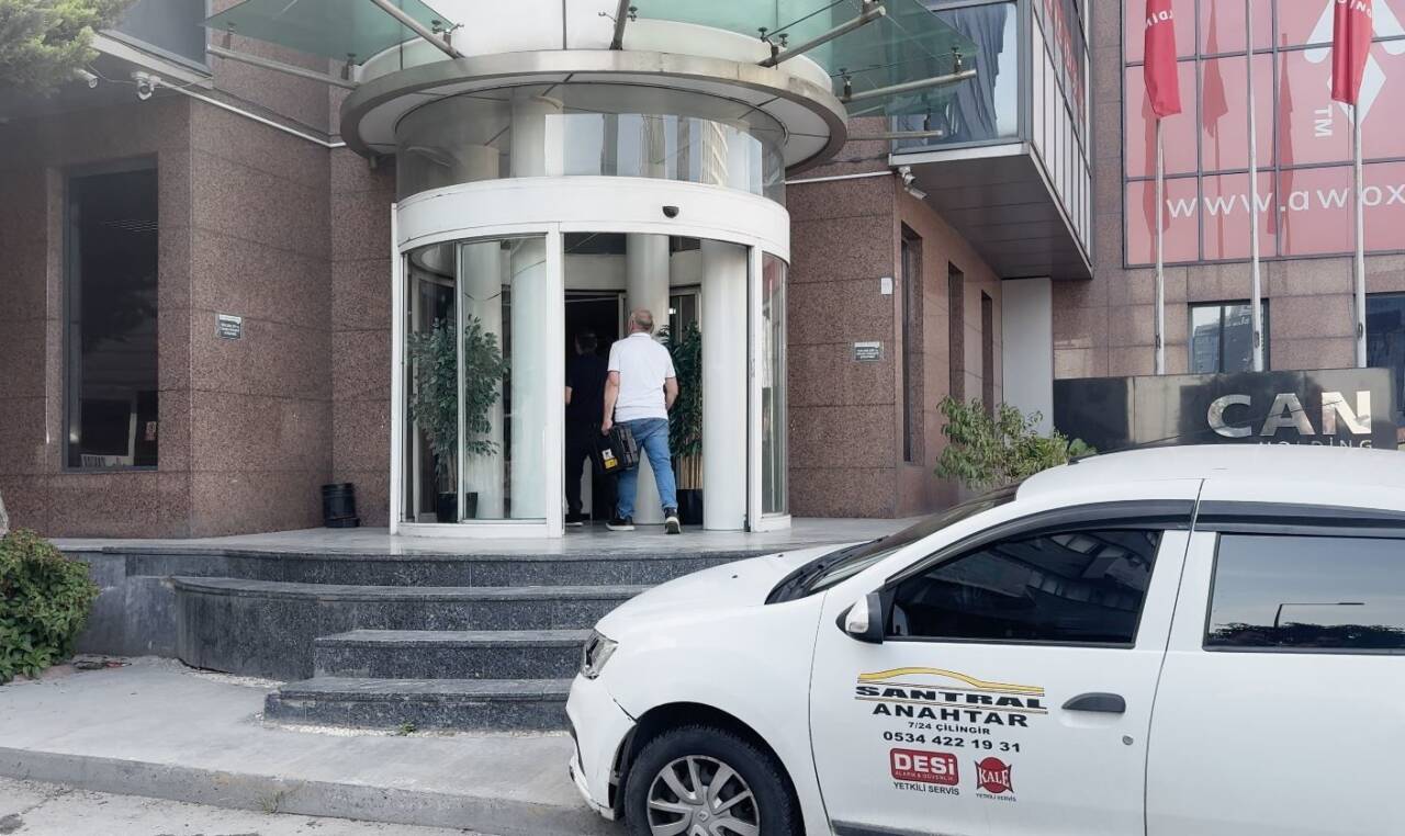 Küçükçekmece'deki Can Holding merkezinde, Kemal Can ve Mehmet Şakir Can