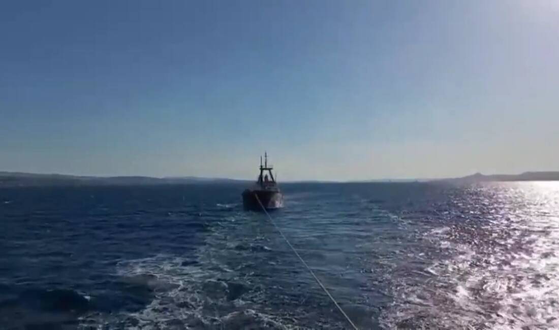 Çanakkale Boğazı'nda makina arızası yapan Türkiye bayraklı kuru yük gemisi