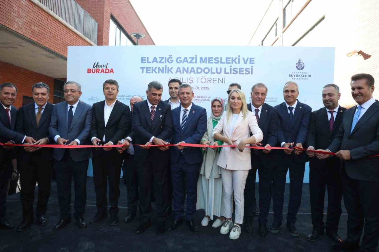 CHP Genel Başkanı Özgür Özel, Elazığ'da depremin ardından yenilenen Gazi