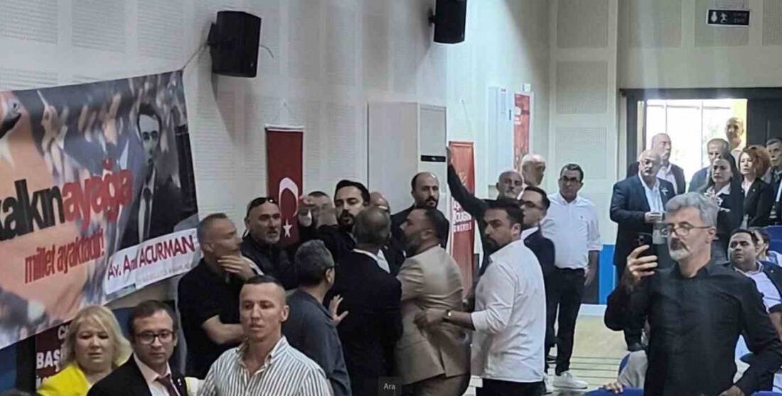 CHP Başiskele ilçe kongresinde Uğur Falay ve Anıl Acurman'ın yarıştığı