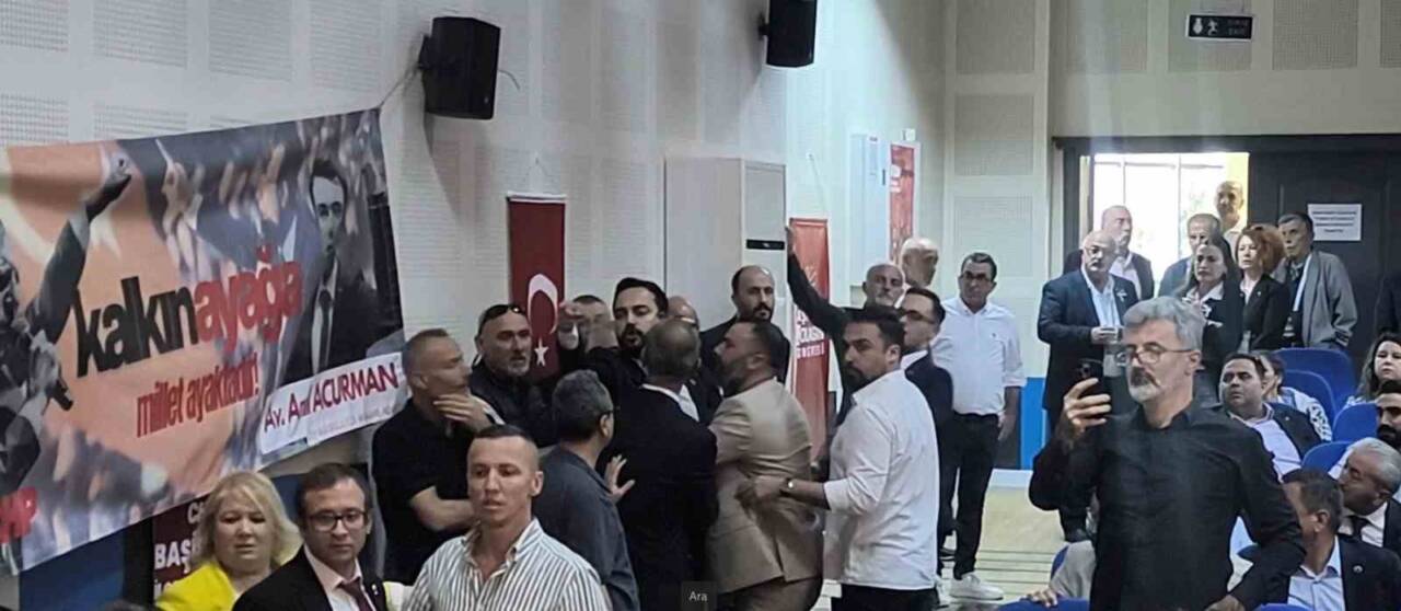 CHP Başiskele ilçe kongresinde Uğur Falay ve Anıl Acurman'ın yarıştığı