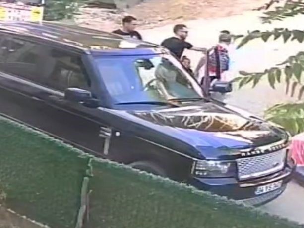 Kocaeli'nin Gebze ilçesinde, süratli giden cip sürücüsü, iki çocuğunu okula