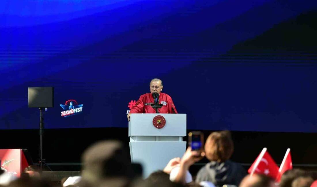 Cumhurbaşkanı Recep Tayyip Erdoğan, TEKNOFEST 2023'te gençleri başarılarından dolayı kutlayarak,