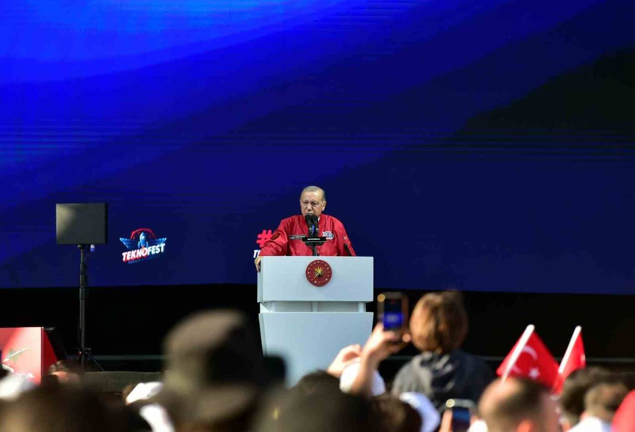 Cumhurbaşkanı Recep Tayyip Erdoğan, TEKNOFEST 2023'te gençleri başarılarından dolayı kutlayarak,