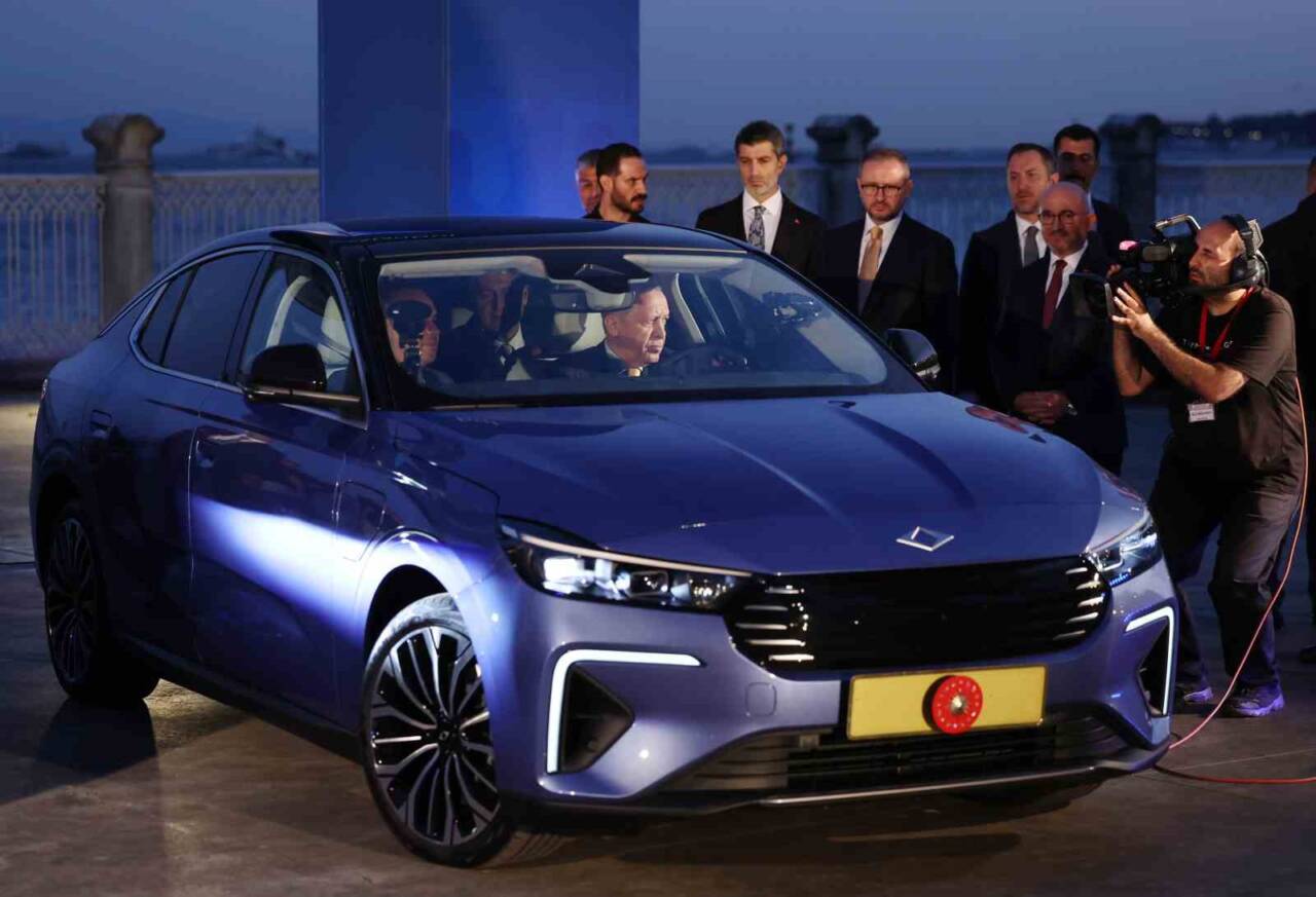 Cumhurbaşkanı Recep Tayyip Erdoğan, TOGG'un yeni T10F modelini kabul ederek
