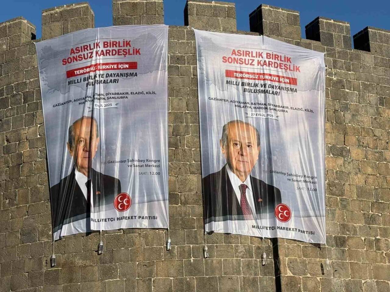 Diyarbakır'da, Milliyetçi Hareket Partisi Genel Başkanı Devlet Bahçeli'nin dev posterleri