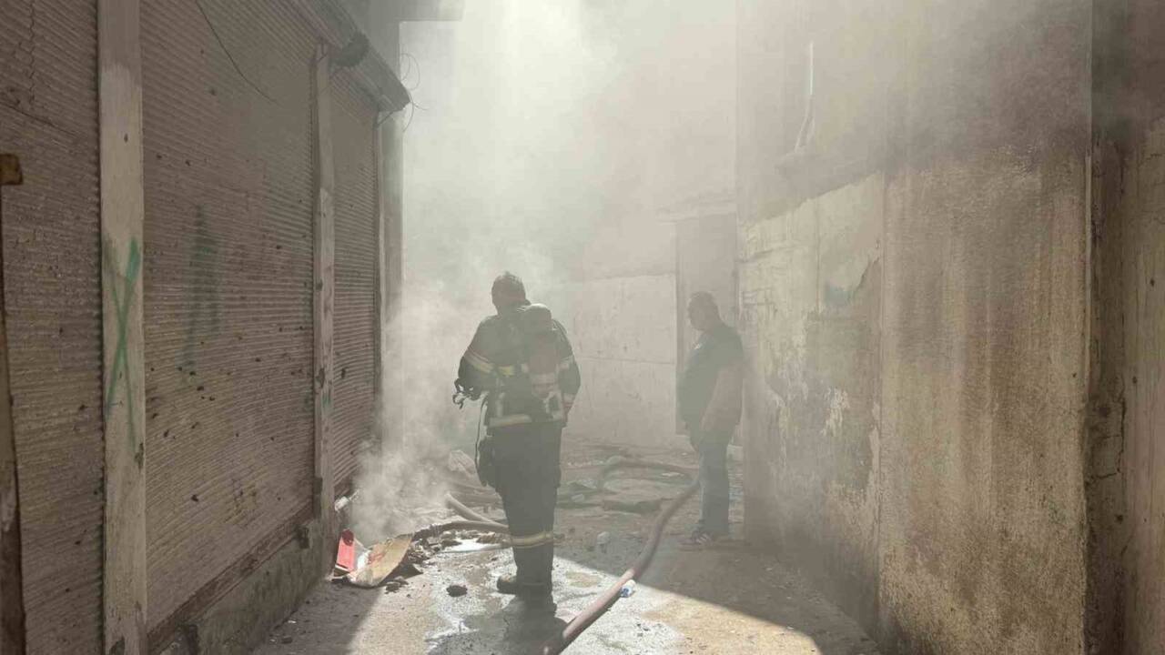 Diyarbakır'ın Sur ilçesindeki 5 katlı ayakkabı deposunda çıkan yangın, elektrik
