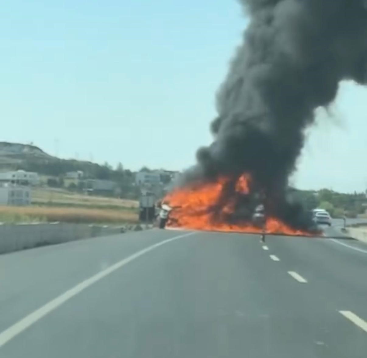 Diyarbakır'ın Bismil ilçesinde seyir halindeki bir kamyonet, belirlenemeyen bir sebeple