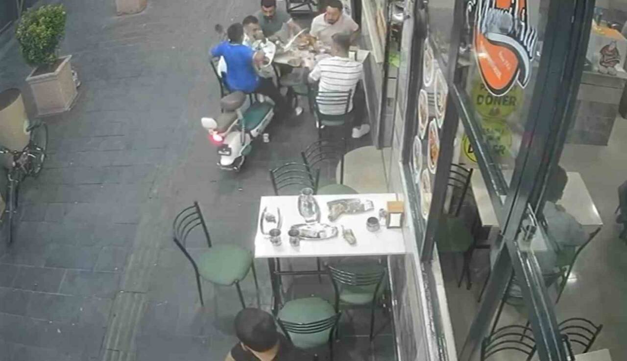 Gaziantep’te Şahinbey ilçesinde elektrikli bisiklet, lokantada yemek yiyenlerin bulunduğu alana
