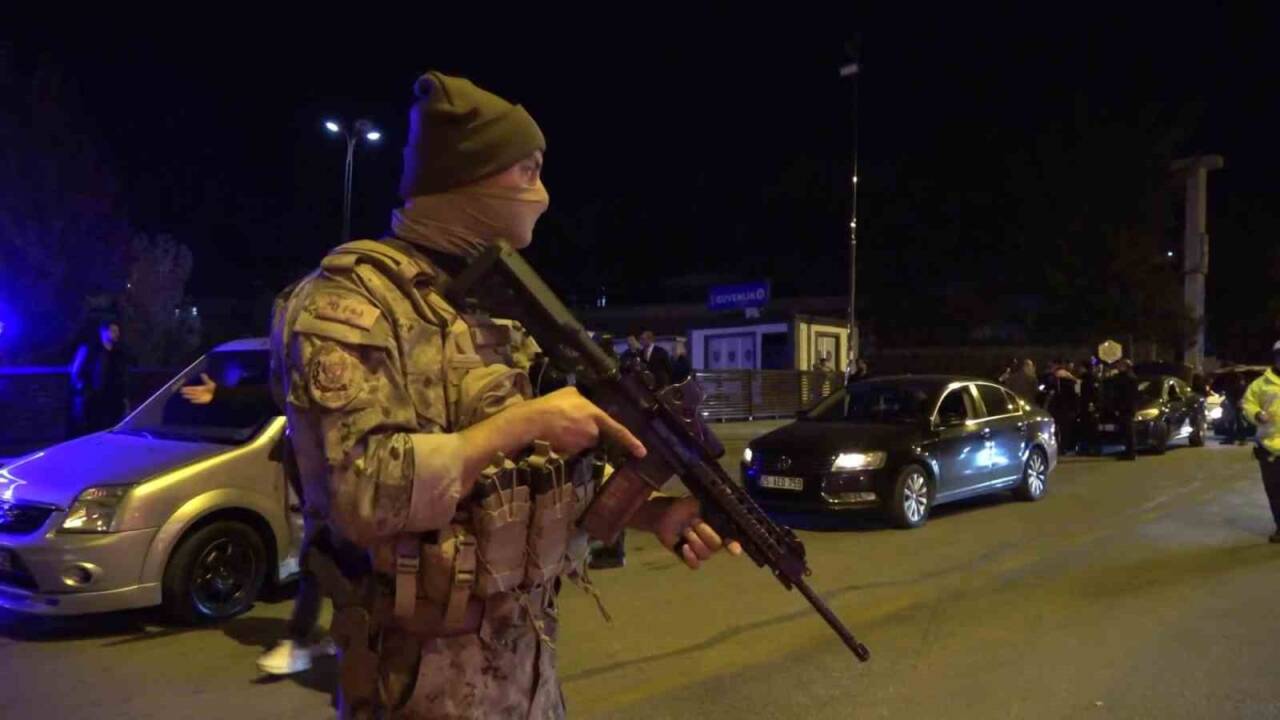 Erzurum'da İl Emniyet Müdürü Onur Karaburun'un katılımıyla gerçekleştirilen geniş çaplı