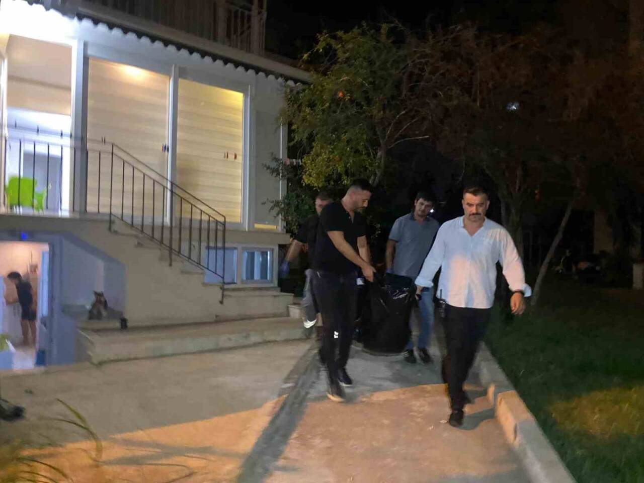 Antalya'da Hızır Ç. (32), eski eşi Hanım Biçer'i (30) evinde