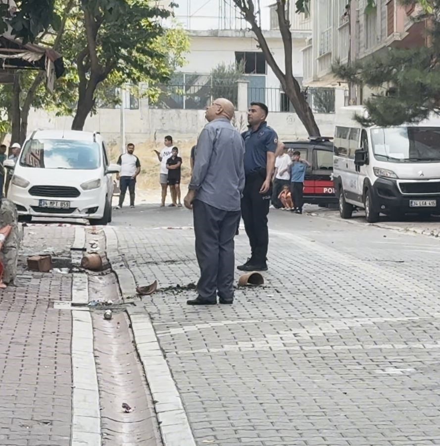İstanbul Esenyurt’ta akli dengesi yerinde olmayan bir adam, evini ateşe