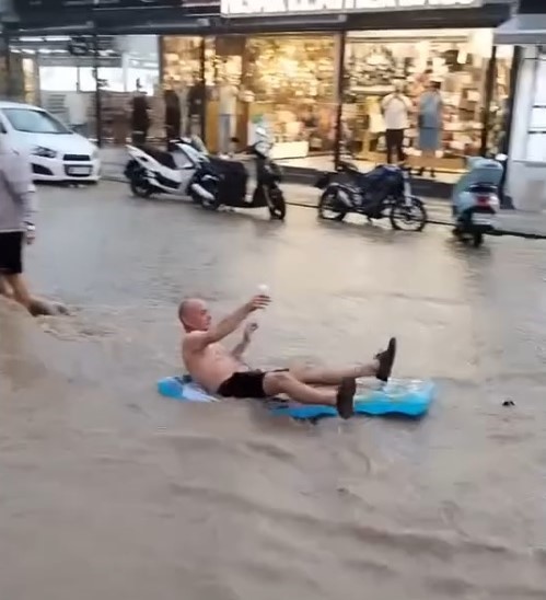 Muğla'nın Fethiye ilçesinde akşam saatlerinde etkili olan sağanak yağış yolları