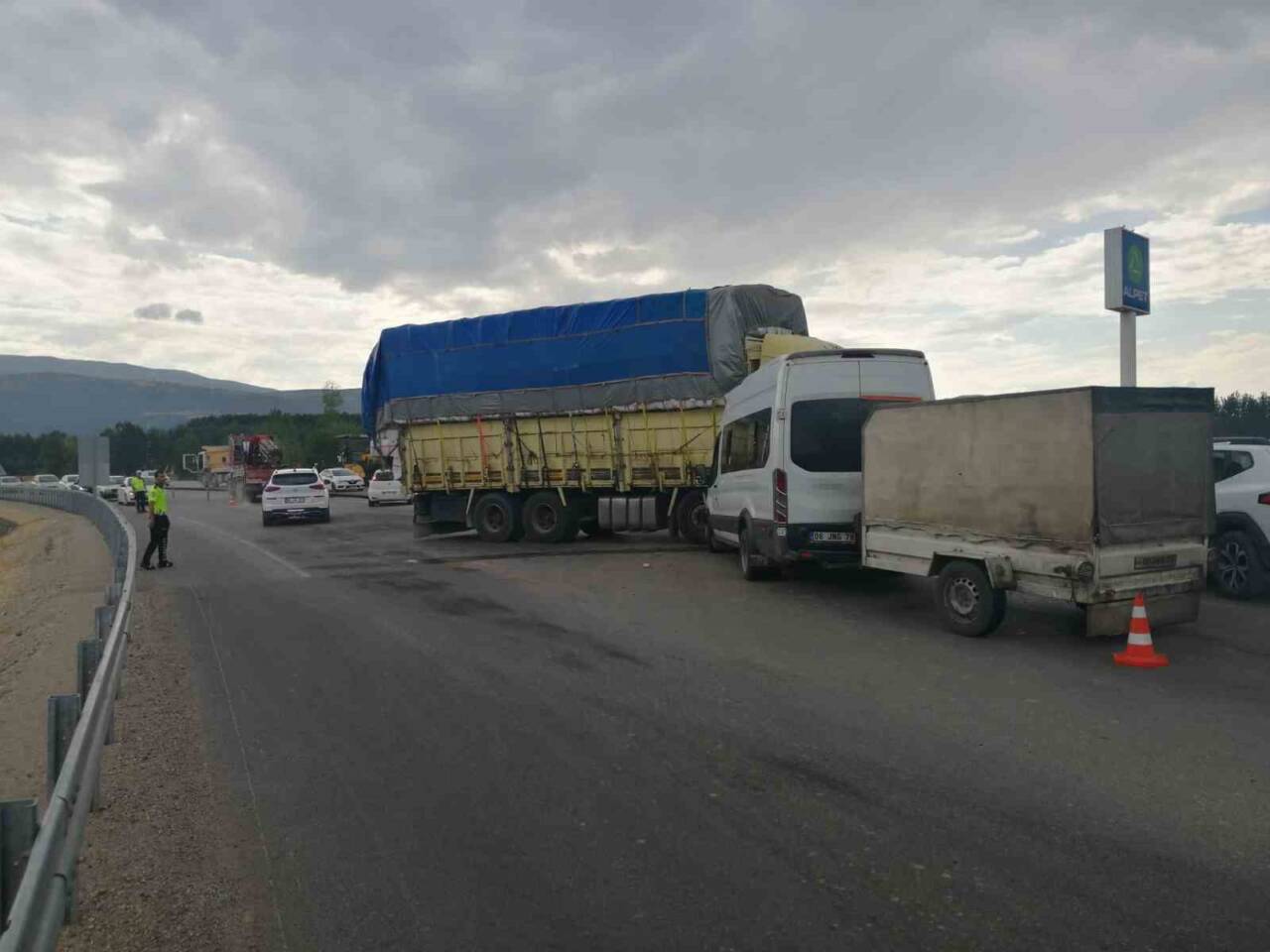 Tokat-Niksar karayolunda meydana gelen kazada, Ş.G. yönetimindeki fındık işçilerini taşıyan