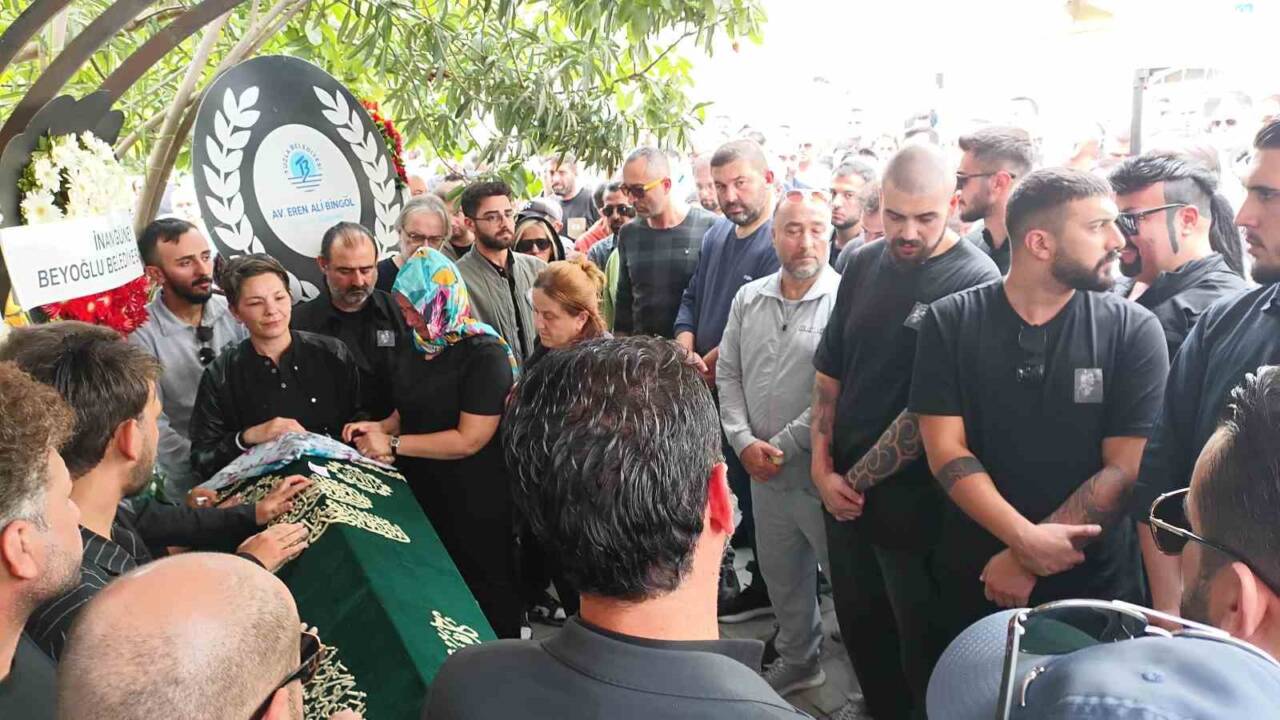 Türk arabesk müziğinin önemli ismi Güllü, Yalova’daki evinin terasından düşerek