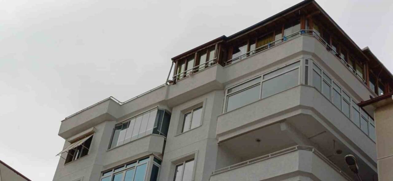 Ünlü sanatçı Güllü, Yalova'nın Çınarcık ilçesinde evinin penceresinden düşerek hayatını