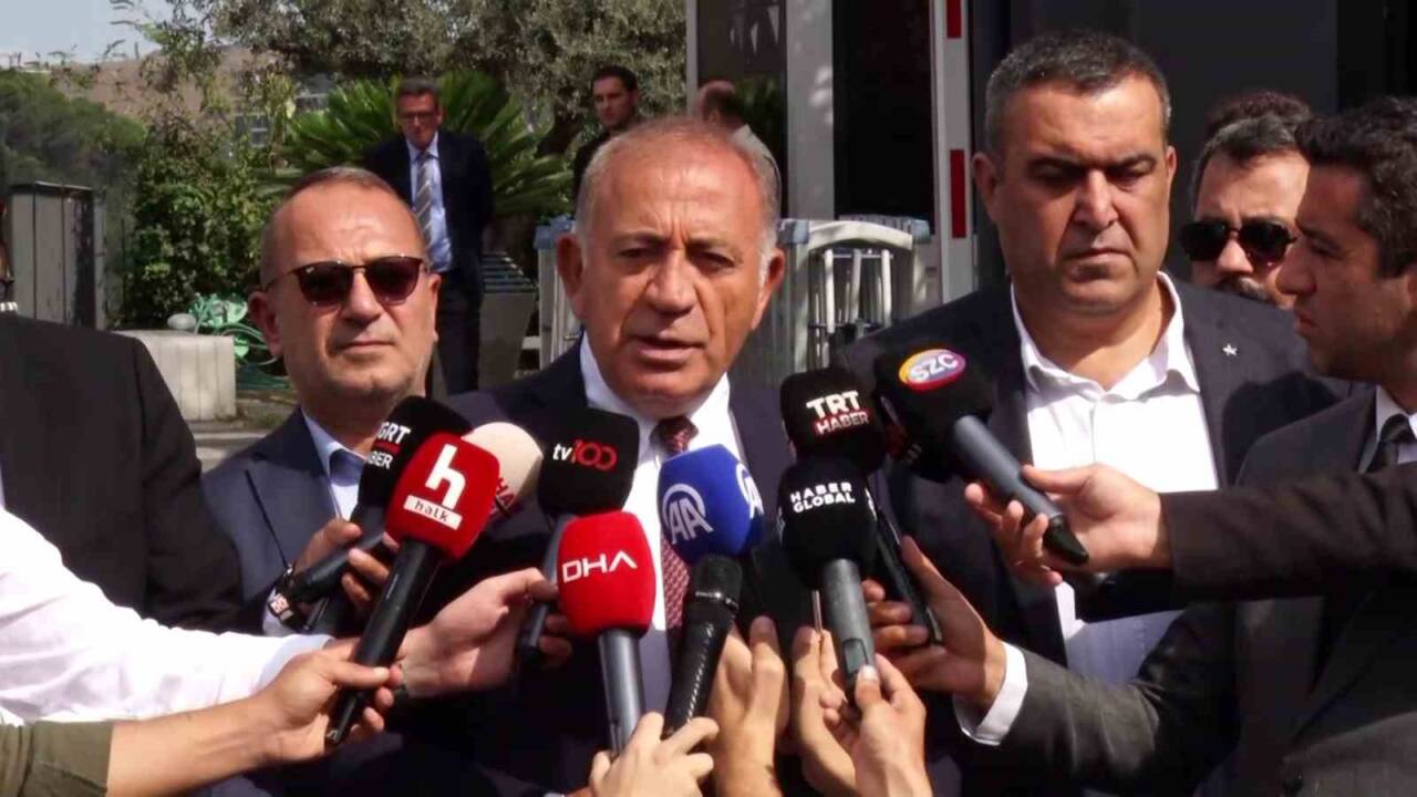 Gürsel Tekin, CHP'nin İstanbul Sarıyer binasında yaptığı açıklamada partinin içindeki