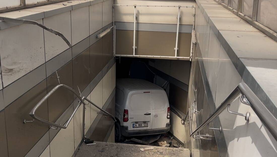 Bursa'nın Osmangazi ilçesinde Yunus Ö.'nün kullandığı aracın lastiği patlayınca direksiyon