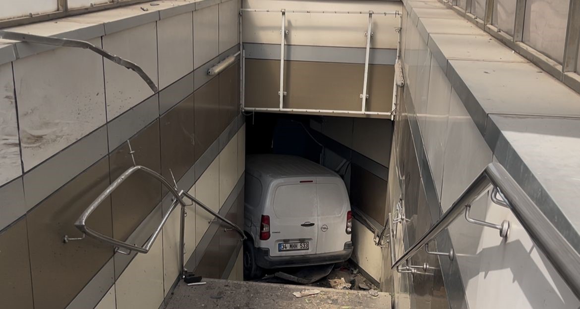 Bursa'nın Osmangazi ilçesinde Yunus Ö.'nün kullandığı aracın lastiği patlayınca direksiyon