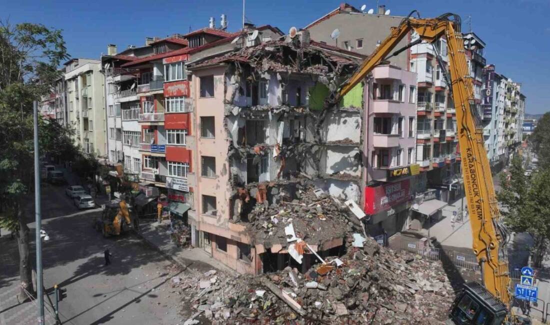 Isparta'da 1972 yılında inşa edilen ve riskli yapı olarak değerlendirilen