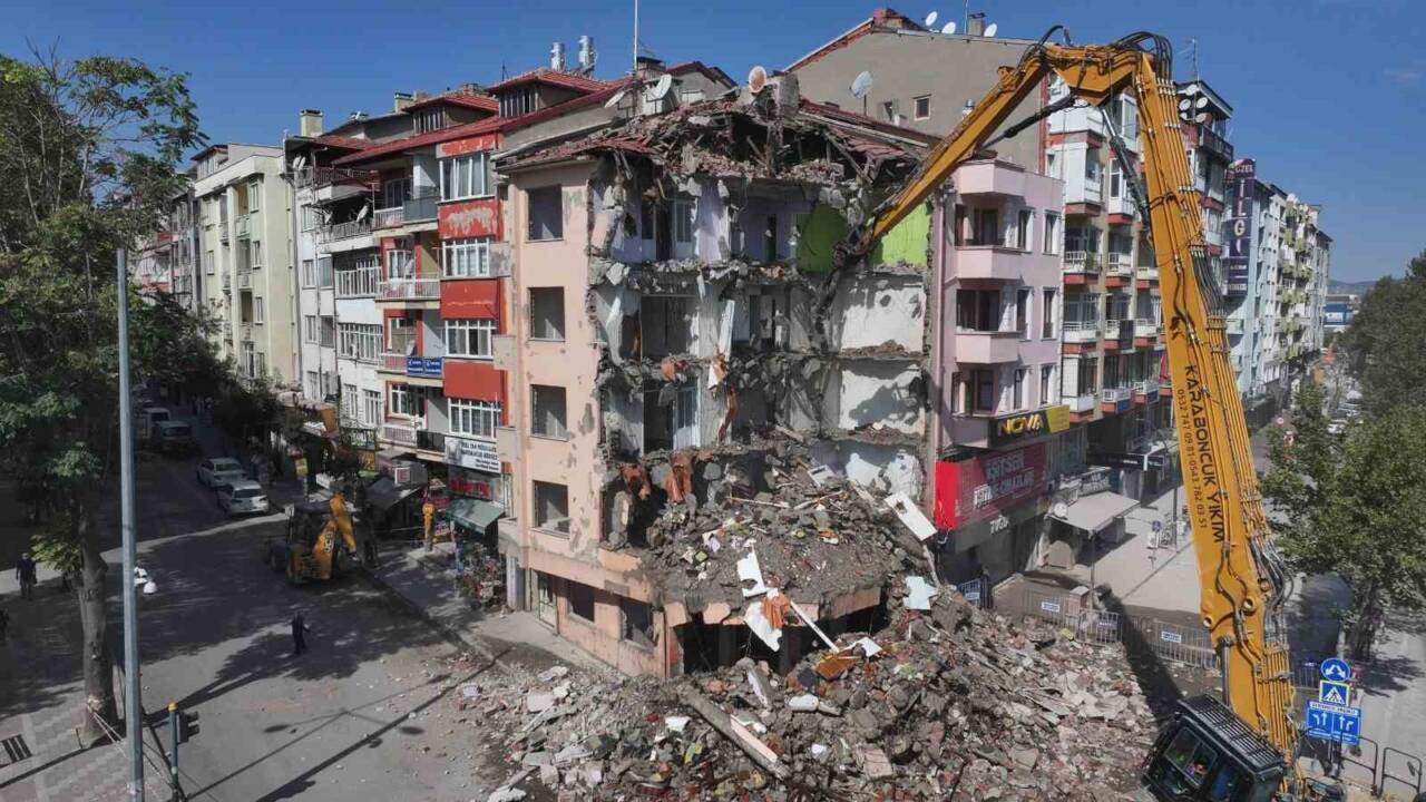 Isparta'da 1972 yılında inşa edilen ve riskli yapı olarak değerlendirilen