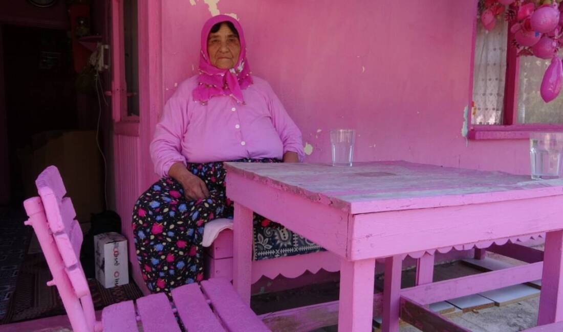 Isparta'da yaşayan 75 yaşındaki Sakine Akkul, pembe evinin ve çocuksu