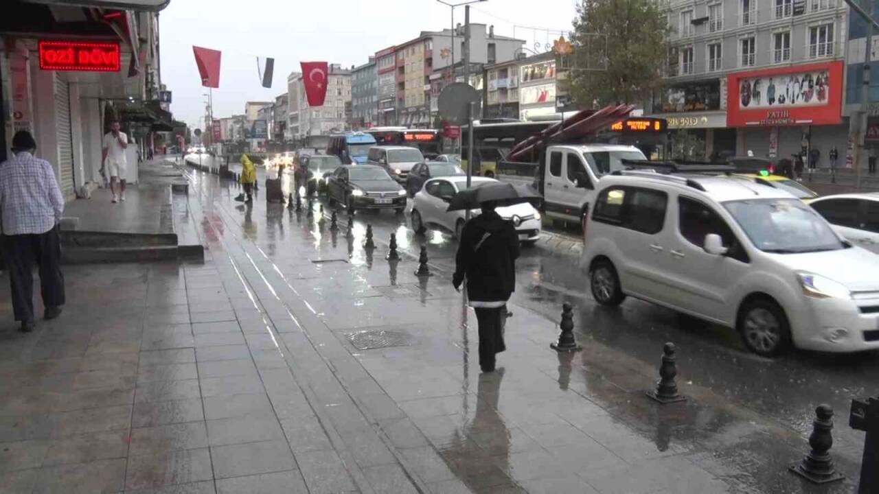 Meteoroloji Genel Müdürlüğü’nün uyarıları sonrası İstanbul sabah saatlerinde sağanak yağışla
