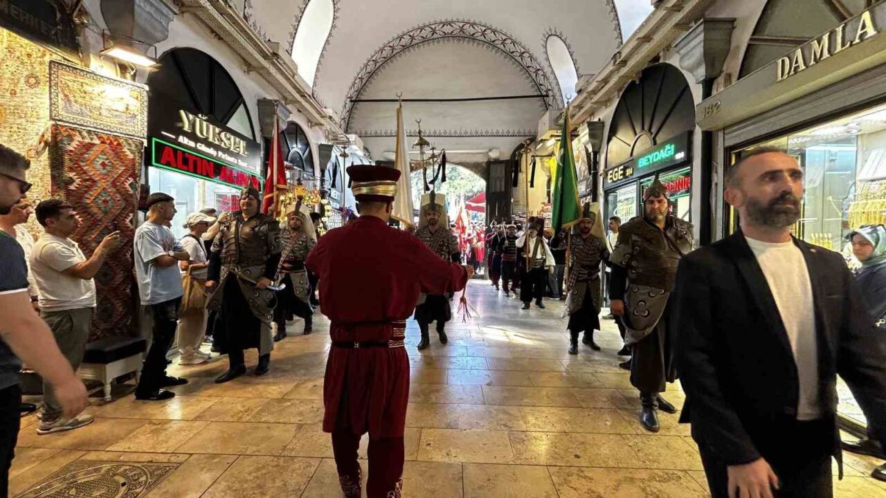 İstanbul Beyazıt Meydanı’nda 38. Ahilik Haftası etkinlikleri düzenlendi. Esnaf, İstanbul