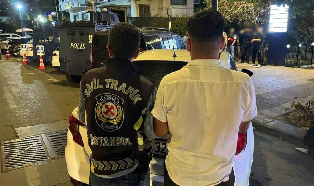 İstanbul'da akrobatik hareketler yaparak trafikte tehlike yaratan dört motosiklet sürücüsü,