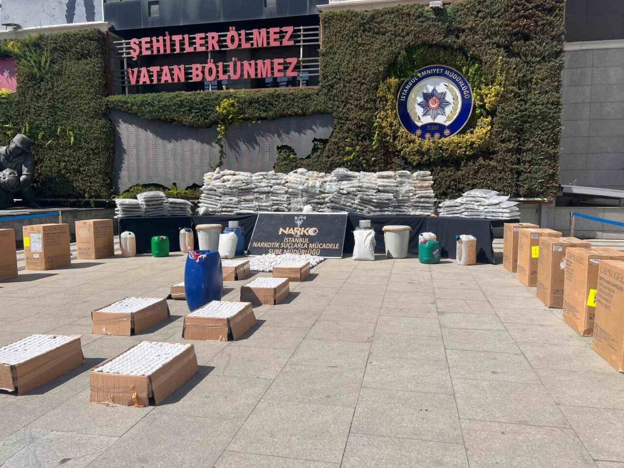 İstanbul'da yapılan uyuşturucu operasyonlarında, 512 kilo uyuşturucu ve 75 kilo